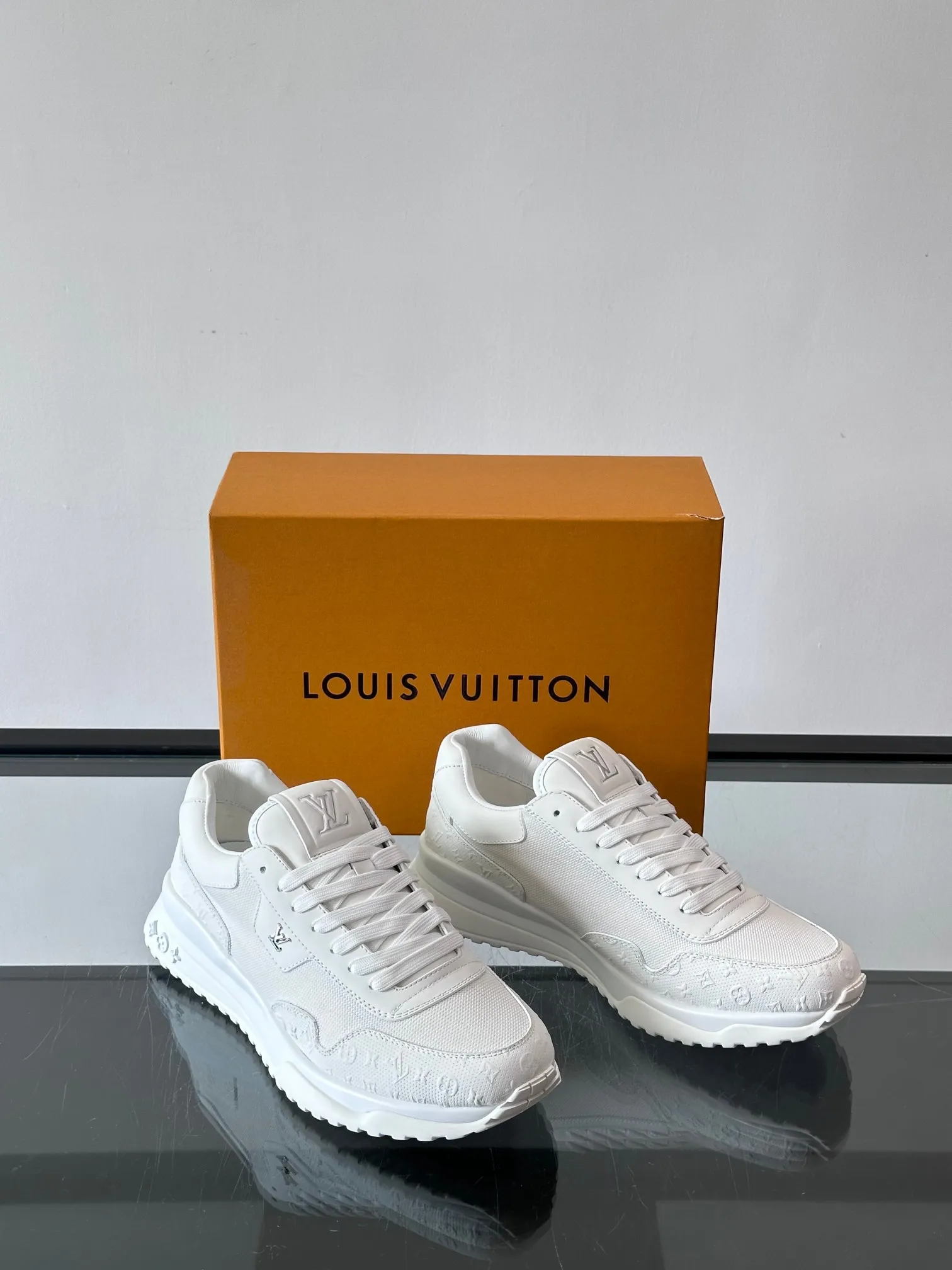 Men's Men's Shoes 💰500 [New Style] 🐡🐡LV🆕RUN AWAY sneakers, this Run Away sneaker is made of first-layer cowhide leather and breathable original material. The wedge-shaped rubber outsole continues the running shoe design, embellished with Monogram flowers, the L V letter is marked on the tongue, and the Louis Vuitton Paris logo is embellished on the back. Paired with brand logo cotton feet, the mesh lining and heel are spliced ​​and wrapped in cowhide, making the upper foot comfortable and breathable! size: 39-44 (38.45.46 customized)